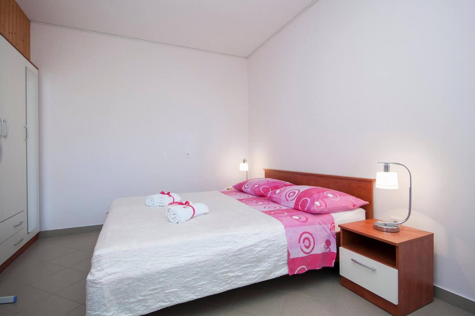Family Apartments & Rooms Mikelin 普利莫顿 外观 照片