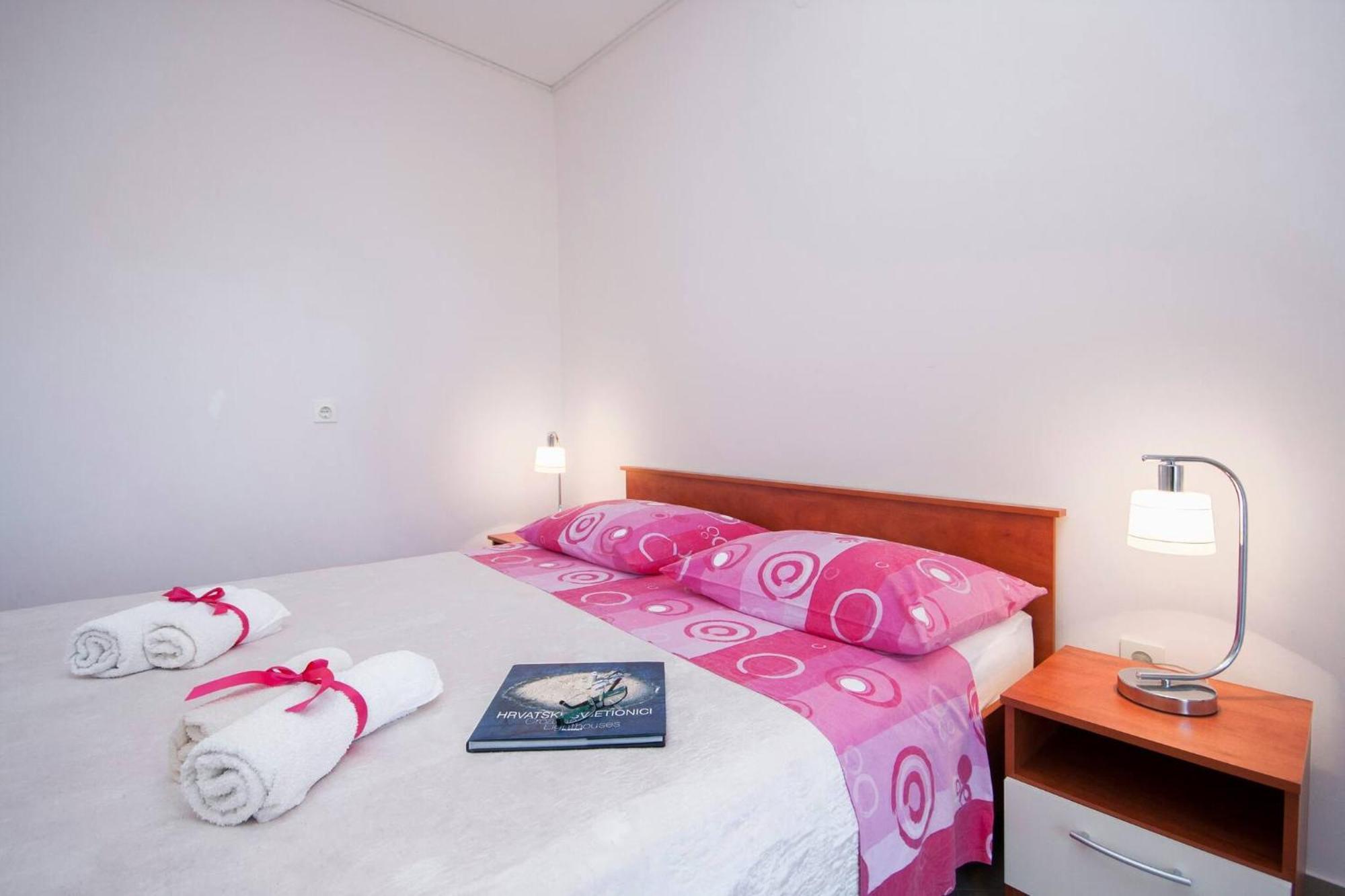 Family Apartments & Rooms Mikelin 普利莫顿 外观 照片